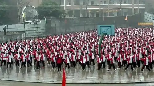 一场骤临的大雨,浇火了两所中学,考验了学校的教育成色
