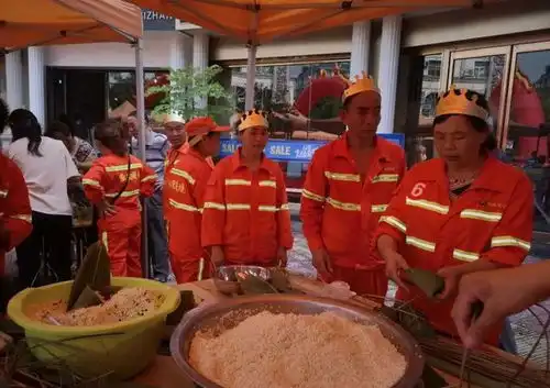 端午前夕,福安160多名城市美容师包粽子吃蛋糕
