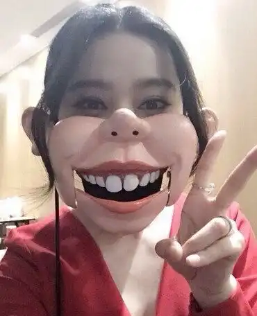 范冰冰晒搞怪照自称猪小八组合
