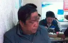 搞笑图片幽默段子笑话兄弟,你们太有钱了吧,花钱来网吧睡觉
