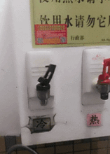 搞笑gif趣图教大家一招怎么藏私房钱,不说了我媳妇回来了,先不拿了
