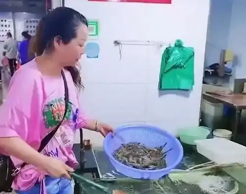 浙江一女子菜市场买虾,为防止有水压秤一顿神操作,网友会过日子
