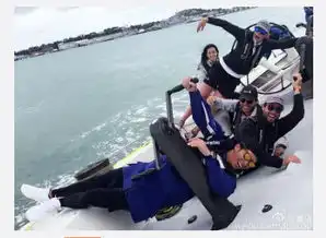 窦骁出海庆27岁生日开心搞怪卖萌
