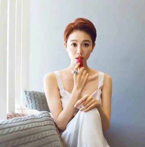 姜妍不把网友当外人,穿丁字裤高抬腿,比基尼大秀事业线好到爆
