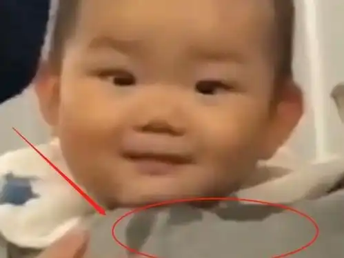 口水宝宝高铁上看人吃东西,馋虫被勾出来,爸爸肩膀全是口水
