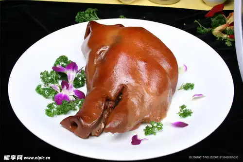 扒猪脸摄影图
