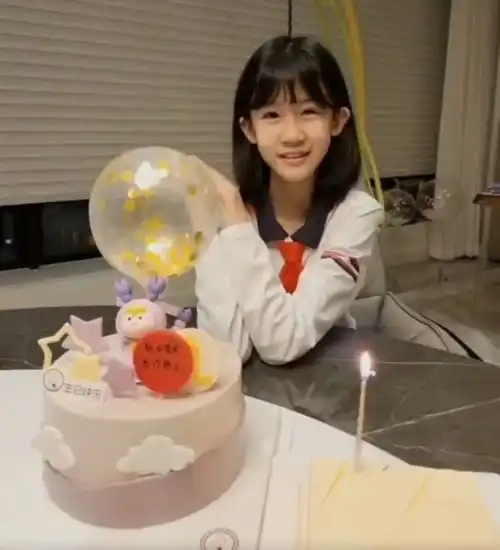 陆毅鲍蕾为女儿庆生,14岁贝儿身高快超妈妈,母女挽手逛街似闺蜜
