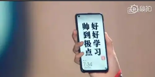 手机桌面超自信8个字易烊千玺笑非常符合我
