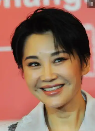 许晴依旧少女感十足身穿米色薄纱长裙,好看的移不开眼
