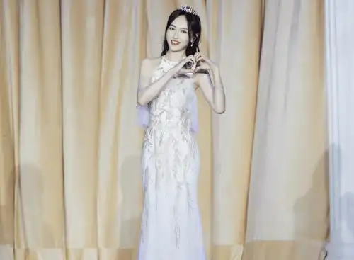 唐嫣终于出来营业啦,戴着王冠出席活动,生图像是十八岁少女
