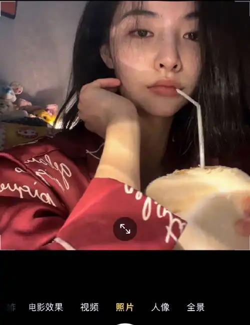 组图许佳琪穿睡衣对镜自拍俏皮可爱甜笑wink素颜状态能打
