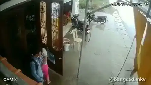 车你不是要上车吗我来了你躲啥
