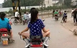 搞笑gif图这家火锅店比别人生意好十倍,老板真是聪明
