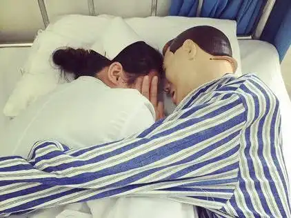 搞笑图片二货室友的奇葩锻炼方式
