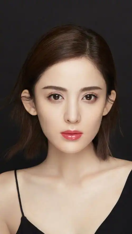 古力娜扎拍戏被晒黑,公开自拍照脸蛋白嫩而脖子却很黑,敬业的样子很美
