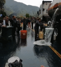 搞笑gif趣图大姐,你是不是喝多了,坐姿一点都不淑女点啊

