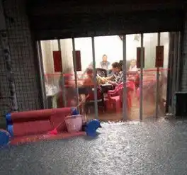 搞笑图片论最浪漫的求婚方式
