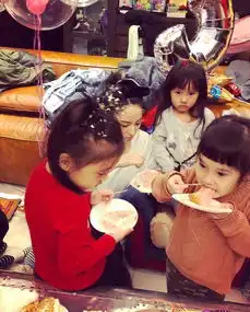 jojo三岁生日,欧弟晒咘啾咪组合再次同框吃蛋糕,咘咘好少女
