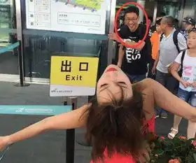 爆笑gif图妹子膝盖这是怎么了注意点吧,不尴尬吗
