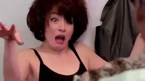 美女换衣服被虫子吓到,小伙担心拉开了帘子,下秒有趣了

