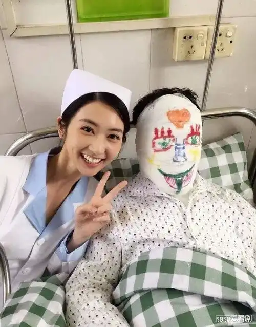 笑话去医院看病人,听护士聊天,早上有三个产妇同时生了
