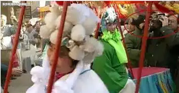 搞笑穿帮镜头,拍还珠格格的时候,为啥还出现个穿军大衣的
