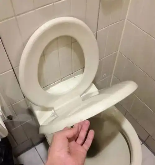 还以为偷拍被发现了
