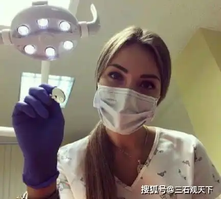 搞笑趣图段子二哈把洗澡的拖鞋咬烂了,再咬烂我就吃了它
