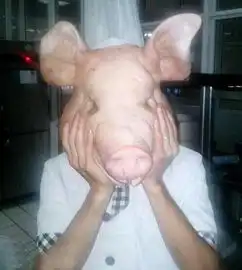 妹子,你这看书的姿势是什么意思,这样你能看进去吗
