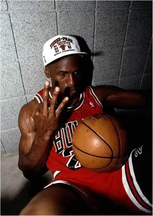 nba70多年的历史上产生了33位得分王,谁得的次数最多

