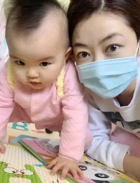 熊黛林生病不忘陪双胞胎女儿,戴着口罩陪肥妹仔看书,超温馨
