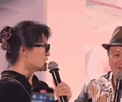 太搞笑谢广坤儿子满月宴,众星祝福语全是调侃唐鉴军老牛吃嫩草
