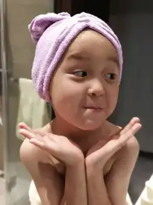 邓莎晒儿子搞怪萌照实力坑娃,调侃大麟子臭美男子变身记
