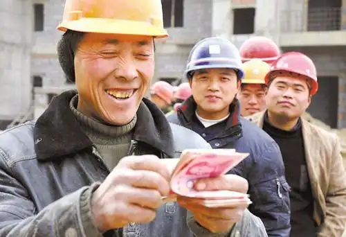 快过年了,为啥有些农民工回家很晚一年赚了5万块是个啥水平
