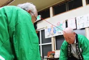 有趣日本举行光头拔河赛头顶吸盘互相拉扯组图
