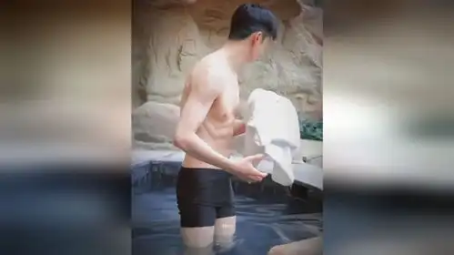 张云龙穿黑色短裤泡温泉,腹肌绝了
