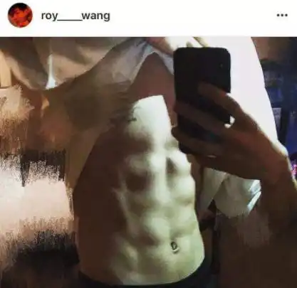 为何许嵩一直不敢露腹肌看到他穿紧身白衬衣,网友我懂了
