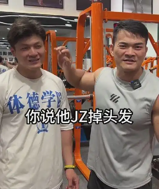 杜海涛回应秃头争议,晒近照否认秃顶,头发浓密颜值却下滑了
