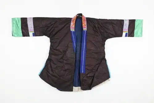 现代侗族绣花布棉衣
