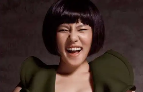 搞怪扮丑的谢依霖孕期美出新高度,背带裙搭短发似氧气少女
