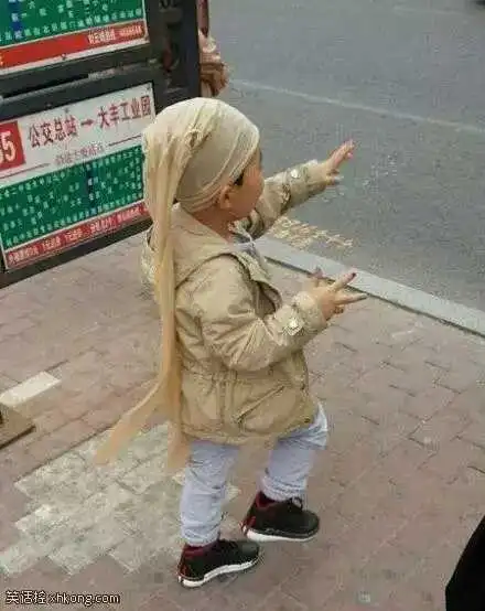 妹子,你的衣服是掉色了吗绿的有点不正常呀,出门不尴尬嘛
