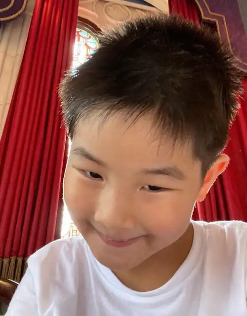 胡可晒丑萌照为儿庆生6岁小鱼儿搞怪扮鬼脸,五官与爸爸如复制
