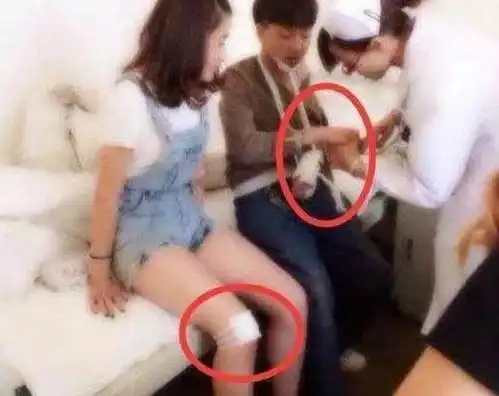 爆笑gif图一辆车就这样掉下去了,女司机还是有点担忧
