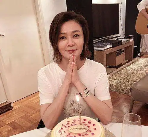 她是香港第一美女,曾与李嘉欣上演双美争雄,57岁依然单身
