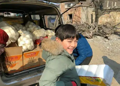 诺一和霓娜跟着妈妈到山区做公益,衣着接地气,最不洋气的混血儿
