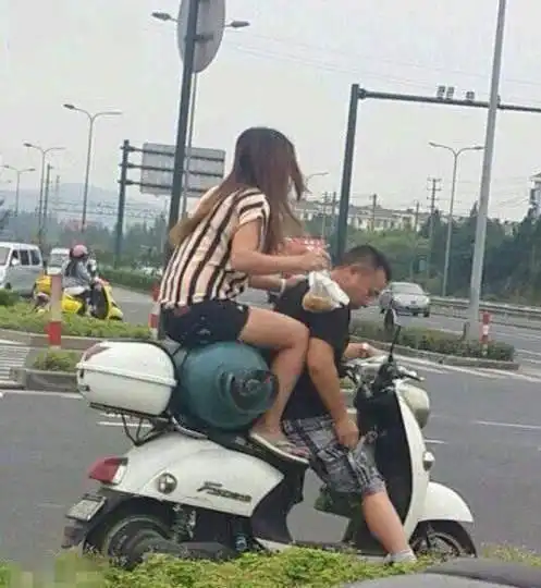 搞笑gif趣图现在的妹子,胆子都这么大了
