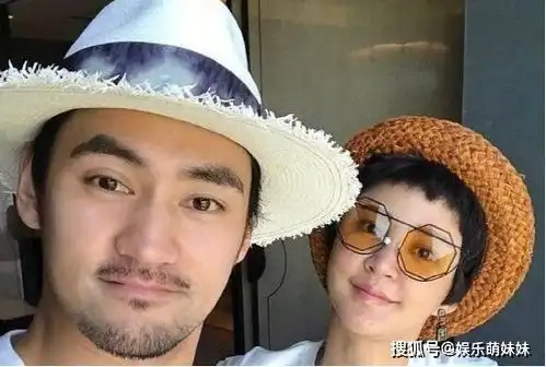 带你参观张歆艺住的房子,客厅黑色地板配暗色家具,装修太沉稳了
