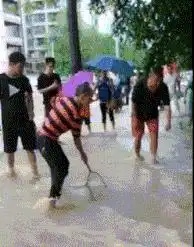 搞笑gif正宗蛤蟆功传人,这弹跳力可不是一般人能模仿的了得
