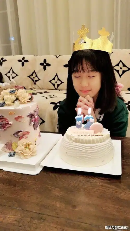 陆毅晒女儿12岁庆生照姐妹俩蛋糕前搞怪互动
