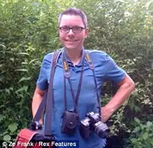 英父母照片模仿秀儿女争像妈妈像爸爸
